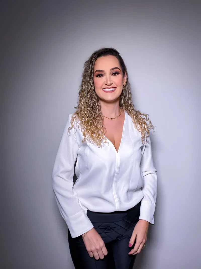 Fernanda Caetano, profissional responsável pela Lizviê Clinic, sorrindo de blusa branca